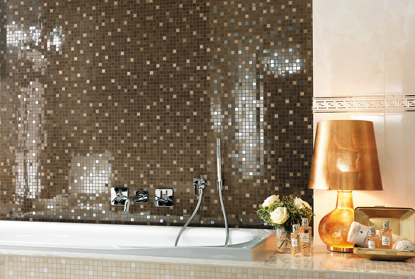 Эффектная мозаика GOLD MOSAIC, украшенная золотыми элементами.